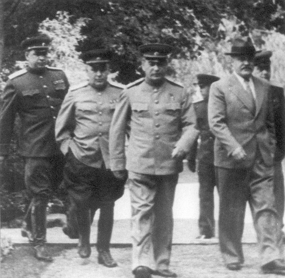 Где бы ни находился Сталин, верный Власик (на фото слева от Сталина) был к нему ближе всех 