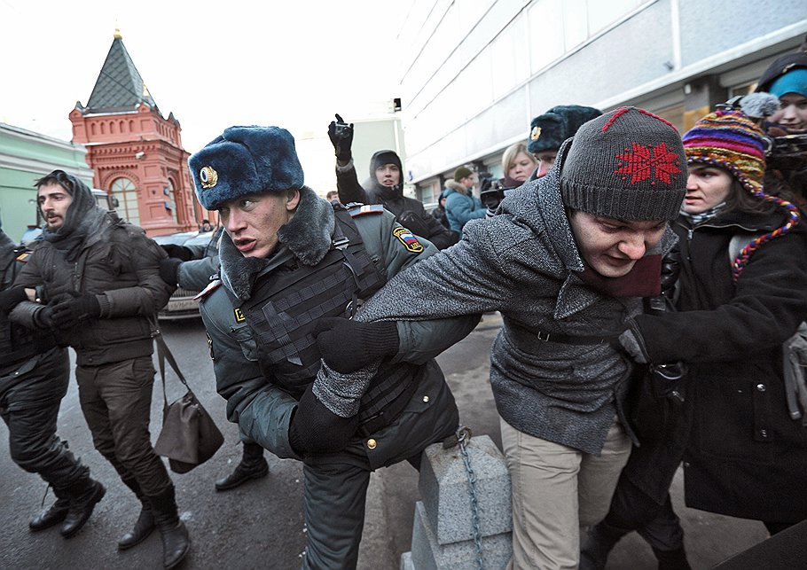 Разлившись по Москве прошлой зимой, к лету протест претерпел противоположную эволюцию 