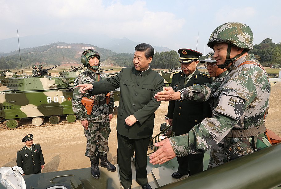 Под руководством коммунистической партии (в центре -- генсек Си Цзиньпин) Народно-освободительная армия Китая превратилась в слишком могучее средство проведения миролюбивой внешней политики КНР 