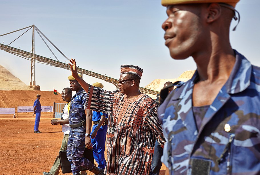 Власти Буркина-Фасо изо всех сил приветствуют развитие в стране крупных золотодобывающих проектов (на фото — премьер Люк-Адольф Тиао на церемонии открытия рудника Bissa) 
