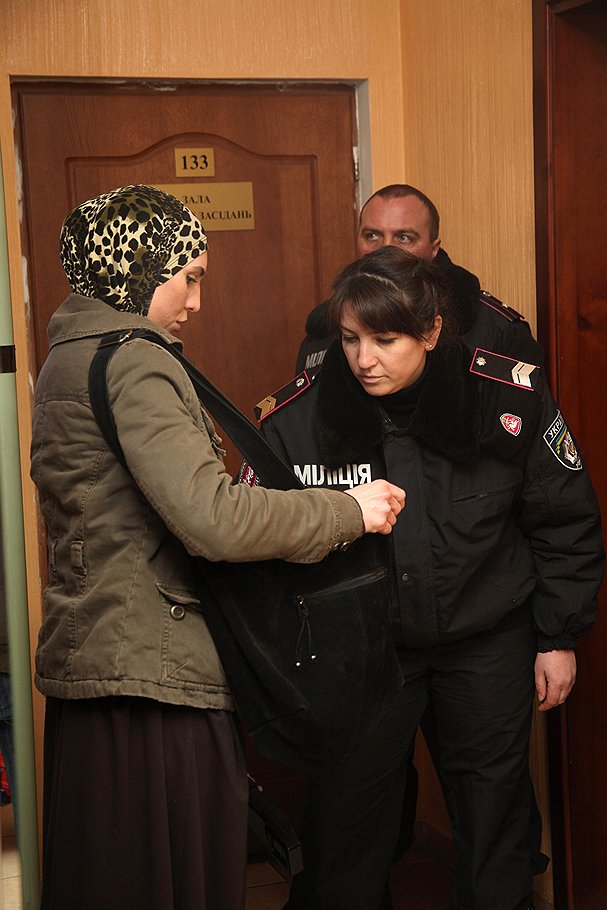 Адам Осмаев, по словам его жены Амины (на фото справа), признался в подготовке покушения под пытками 