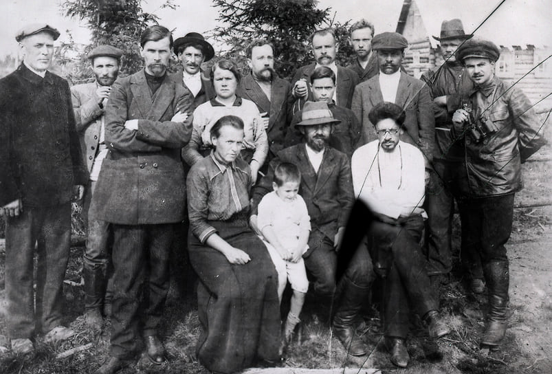 После вынужденного расставания в 1913 году в Петербурге старые друзья в 1914 году принудительно встретились в ссылке в Туруханском крае (на фото -- сидят жена Свердлова с сыном, Петровский, Свердлов, четвертый слева в шляпе -- Сталин)
