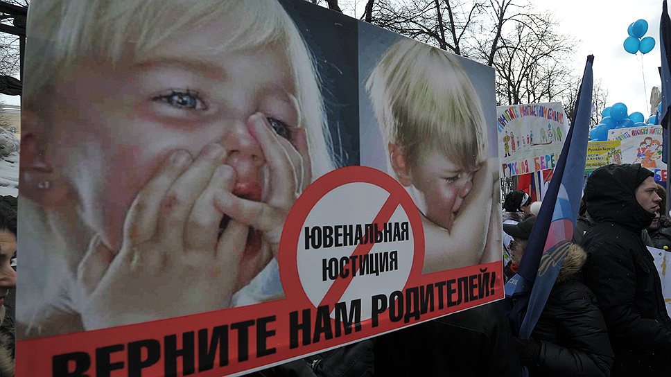 Решению проблемы жестокого обращения с детьми в России препятствуют низкий уровень просвещения в обществе