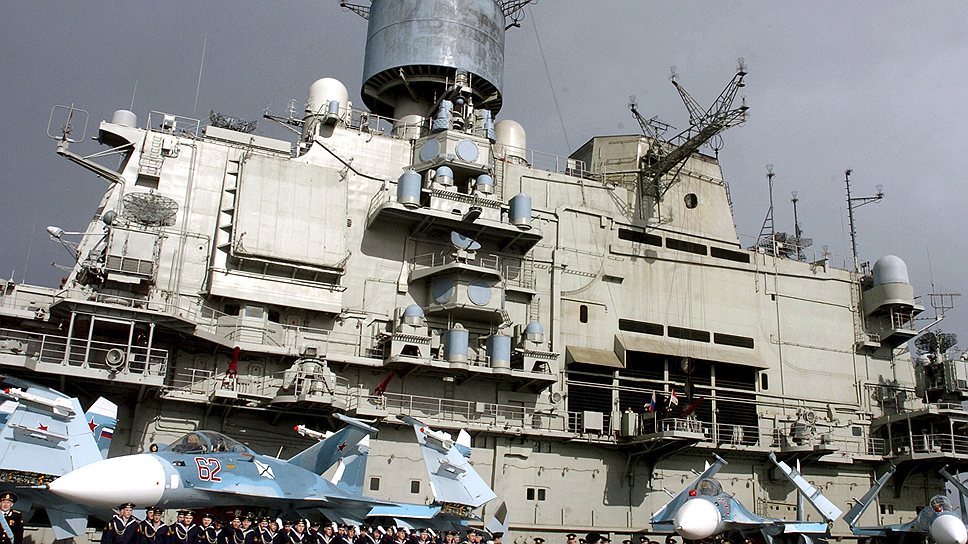 Отправив свои корабли в Средиземное море (на фото — авианесущий крейсер &quot;Адмирал Кузнецов&quot; у берегов Сирии), Россия стремится вернуть утраченные позиции в Мировом океане
