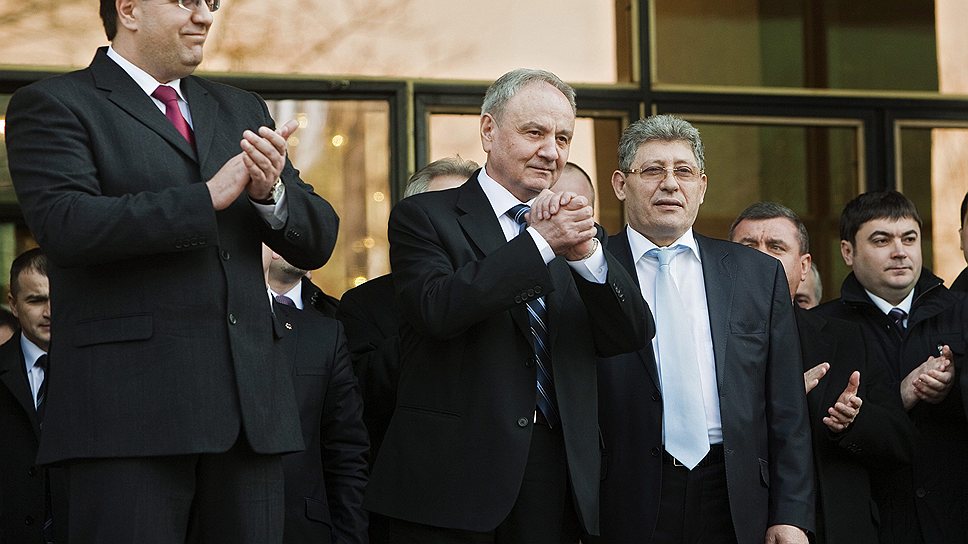 Поздравляя Николае Тимофти (второй слева) с избранием президентом, демократ Мариан Лупу (слева), либерал Михай Гимпу (второй справа) и либерал-демократ Владимир Филат (справа) еще верили, что коалиционное счастье будет долгим 
