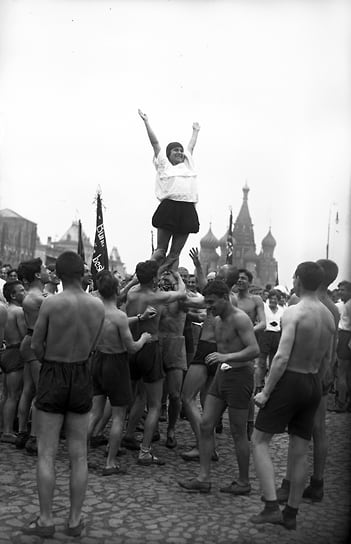 Непременным атрибутом спорта по Подвойскому были многотысячные парады в сочетании с упражнениями, имеющими идеологическую нагрузку 
