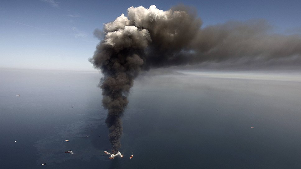 Активисты Greenpeace, закрепившиеся на 15 часов на платформе &quot;Приразломная&quot;, опасаются, что Печорское море может повторить судьбу Мексиканского залива (на фото)