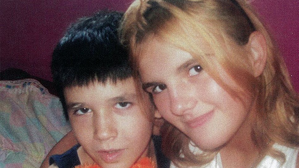 По мнению психолога и российских властей, Алексей Климов (на фото — слева) — истязаемый подросток, а по словам приемных родителей, он клептоман и патологический лжец