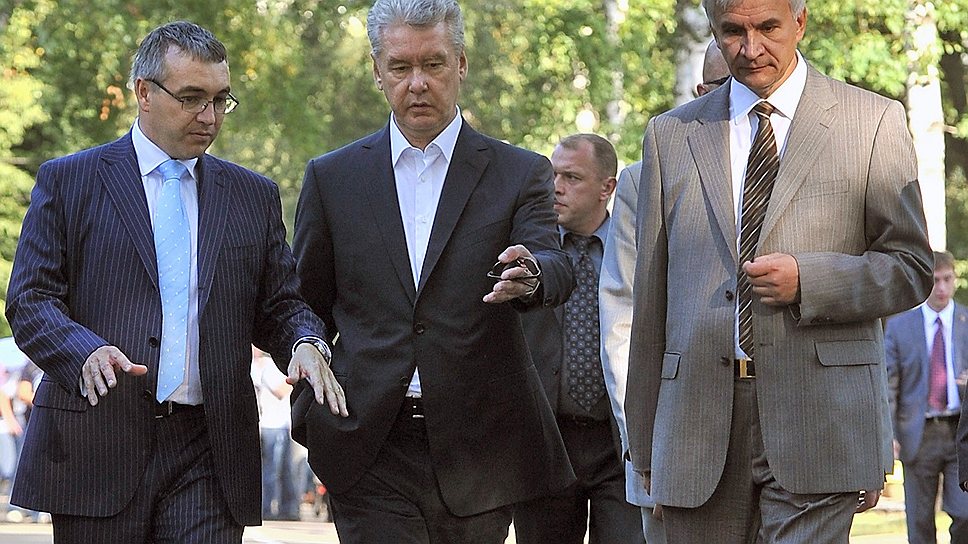 Сергей Собянин (второй справа), похоже, посчитал Николая Ломакина (справа) настолько ценным кадром, что перевел его из префектов Восточного административного округа в свои советники