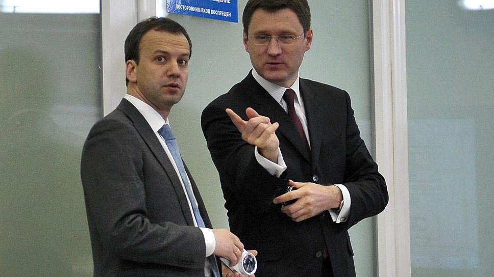 Вице-премьер Аркадий Дворкович (на фото — слева) и министр энергетики Александр Новак пока не получили приглашение на совещания у президента о будущем &quot;Газпрома&quot; 
