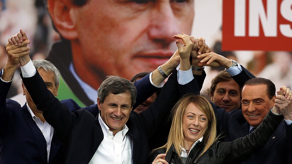 Даже присутствие Сильвио Берлускони на последнем предвыборном митинге не помогло действующему мэру Рима Джанни Алеманно (второй слева) одержать победу в первом туре 