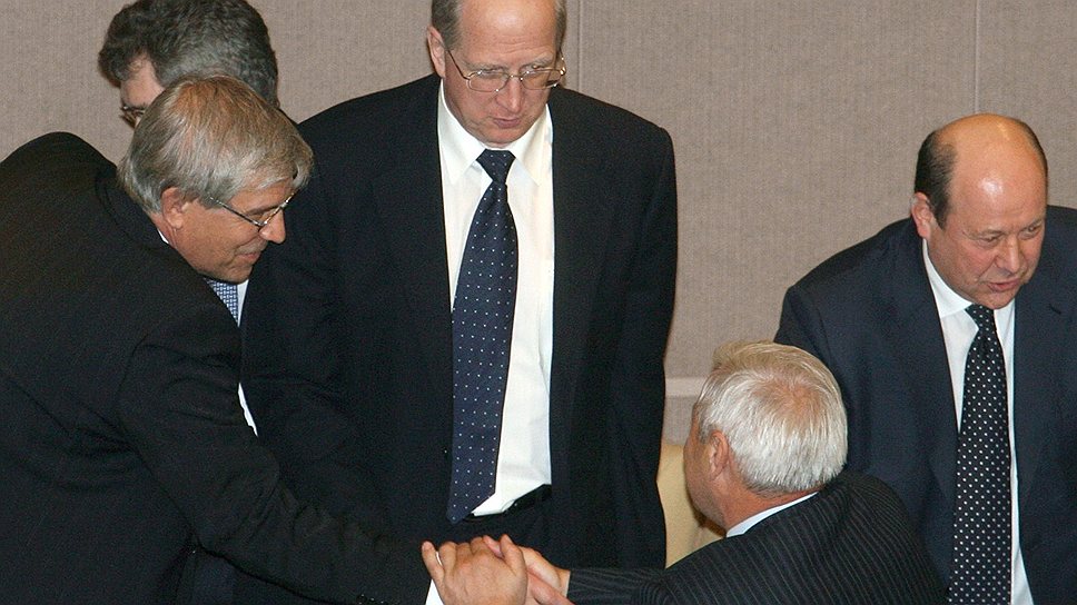 Виктор Мельников (в центре) успешно работал с двумя предыдущими главами Центробанка, однако Эльвиру Набиуллину он заместить не смог 