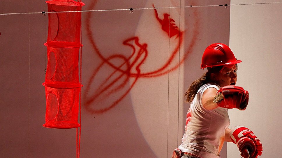 На Авиньонском фестивале присутствует весь цвет современного театра и все оттенки театральных направлений (на фото — перформанс &quot;Красный&quot; (Rouge) Жюли Андре)