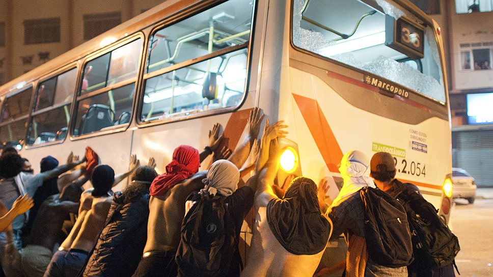 Повышения стоимости проезда в автобусе на 3 руб. оказалось достаточно, чтобы бразильская молодежь принялась раскачивать лодку 