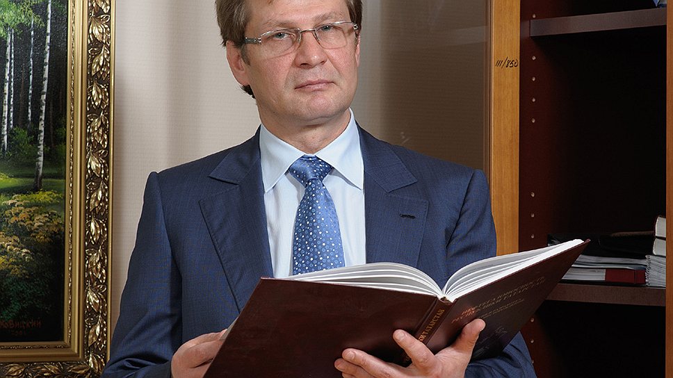 В 2012 году Александр Попов занимал должность помощника заместителя председателя правительства РФ Игоря Сечина