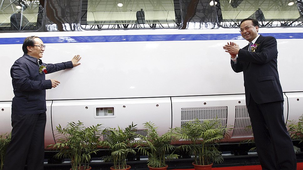 Министр железных дорого Лю Чжицзюнь (слева) поплатился не только за воровство, но и за неэффективные проекты своего ведомства