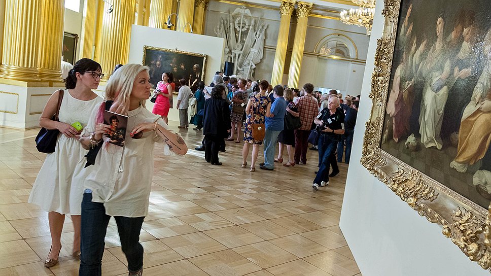 Эрмитаж разместил выставку в одном из самых торжественных залов Зимнего дворца — Гербовом