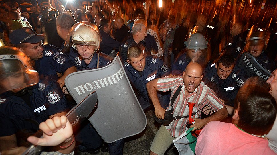 Ночь на 23 июля депутаты болгарского парламента провели в окружении своих избирателей