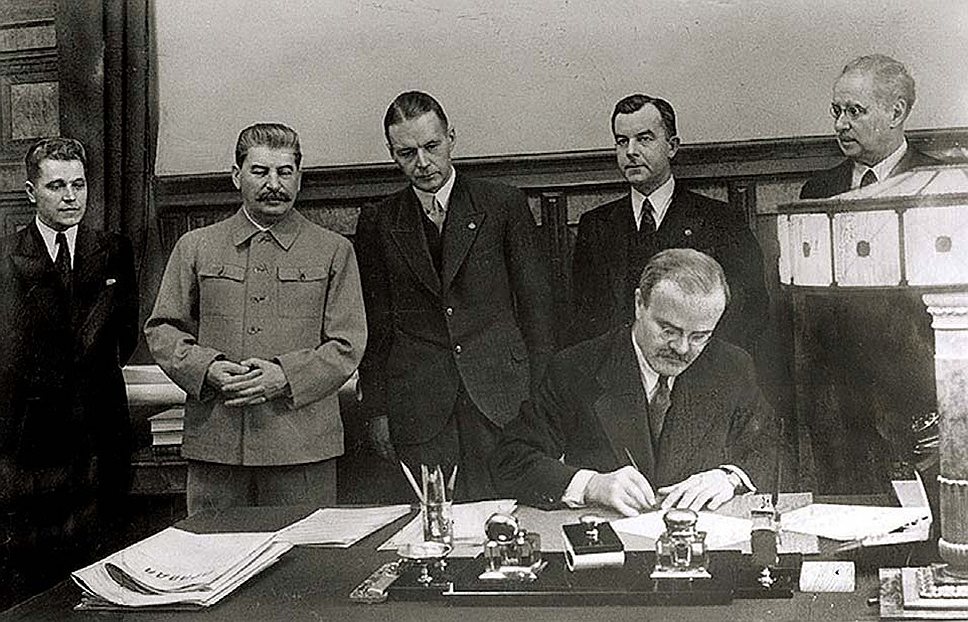 Подписание пакта с СССР вскоре превратило Вильгельма Мунтерса (на фото -- стоит справа от Сталина) из действующего министра иностранных дел Латвии в заключенного 
