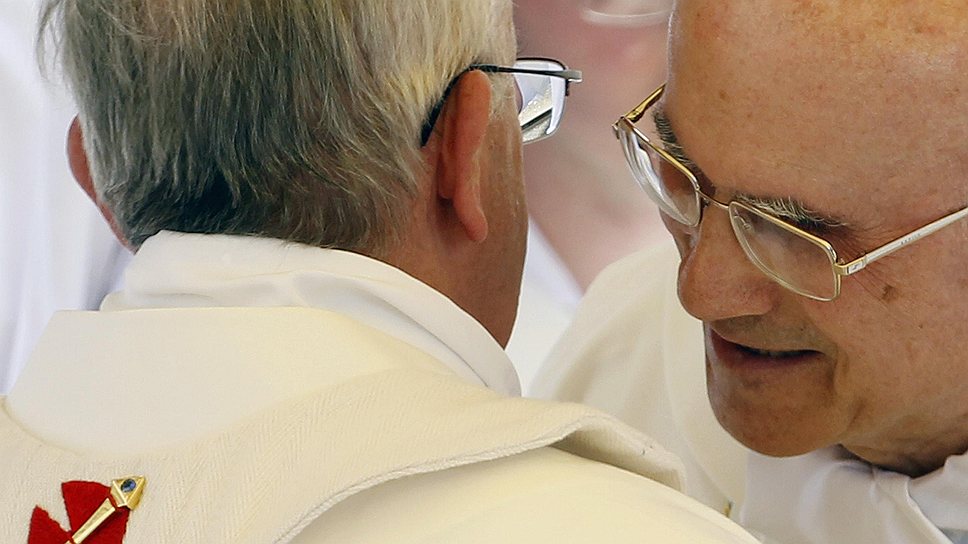 Папа Франциск (слева) проводил кардинала Бертоне на пенсию по состоянию здоровья ватиканской дипломатии