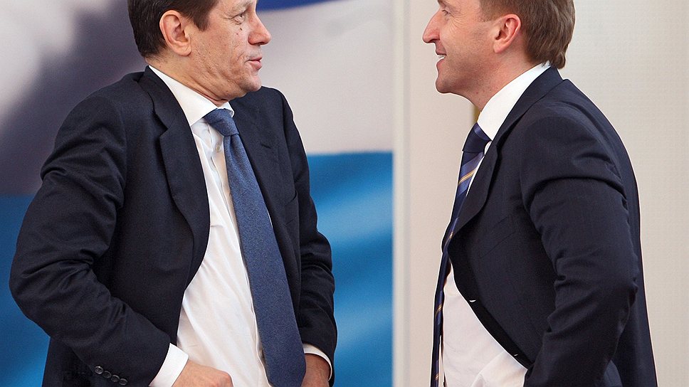 Заместитель председателя правительства Александр Жуков (слева) и первый заместитель председателя правительства Игорь Шувалов. Новокузнецк, 2009 год 
