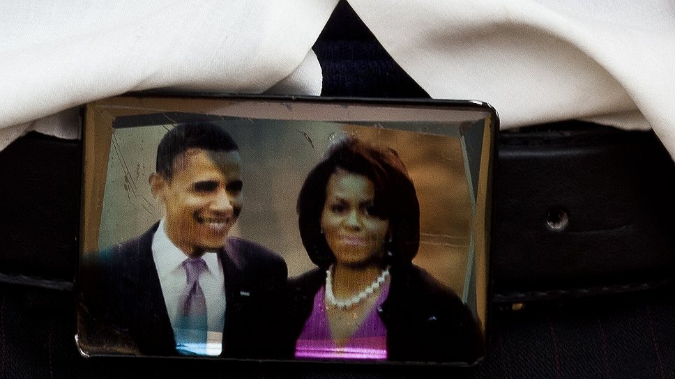 Пряжка с изображением Барака и Мишель Обама 

