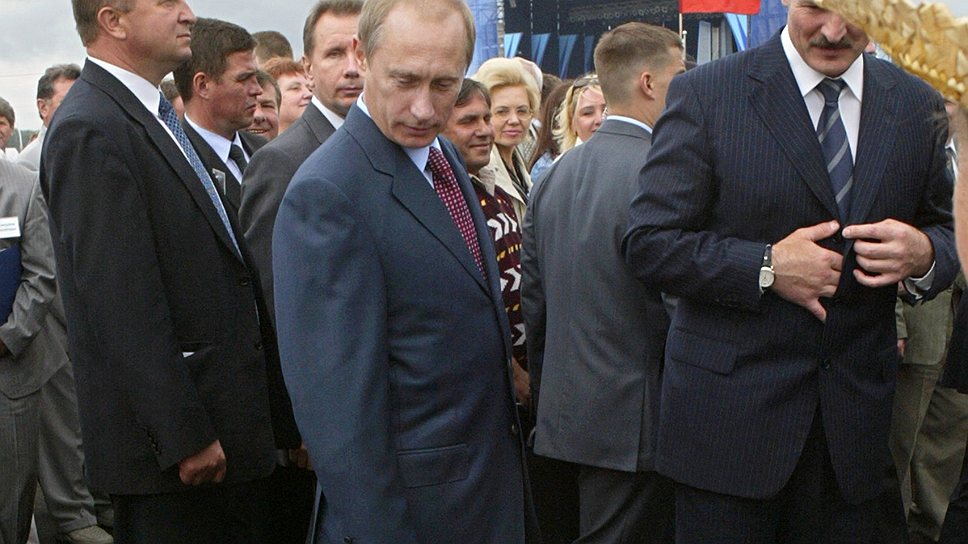 Президенты России Владимир Путин (в центре) и Белоруссии Александр Лукашенко. Синьковка, 2004 год 
