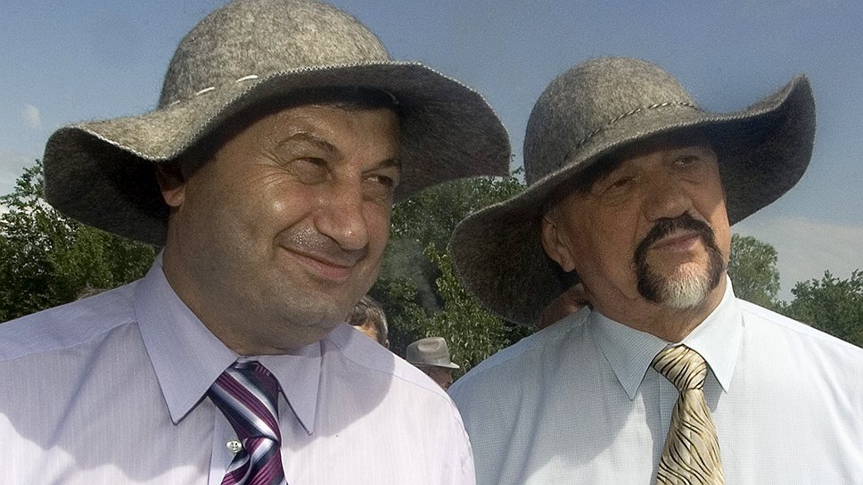 Президенты Южной Осетии Эдуард Кокойты и Приднестровья Игорь Смирнов. Цхинвал, 2009 год 
