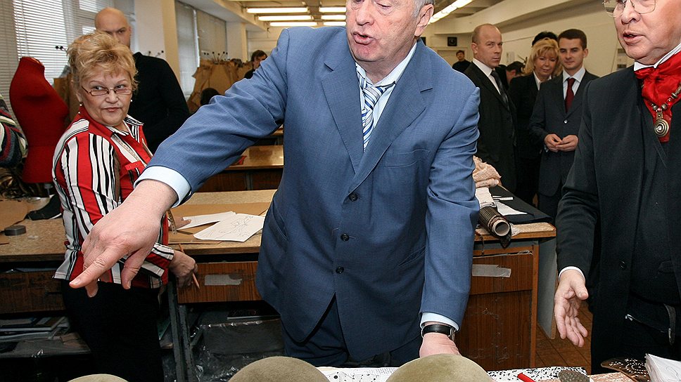 Лидер ЛДПР Владимир Жириновский и модельер Вячеслав Зайцев. Москва, 2008 год 
