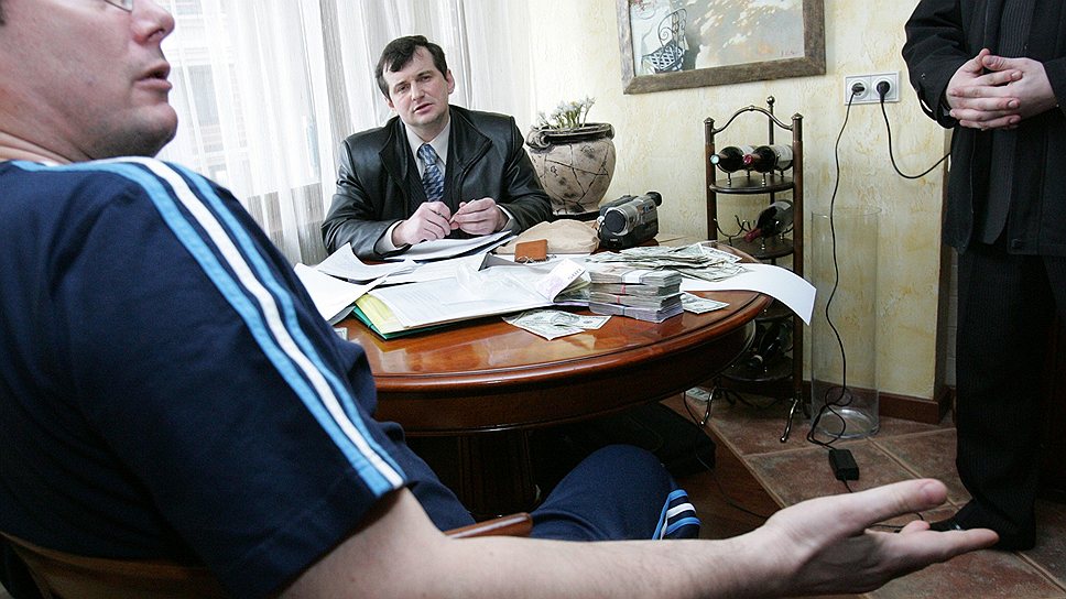 Виктор Янукович, став премьером, в 2007 году начал уголовное дело против соратника президента Ющенко Юрия Луценко 
