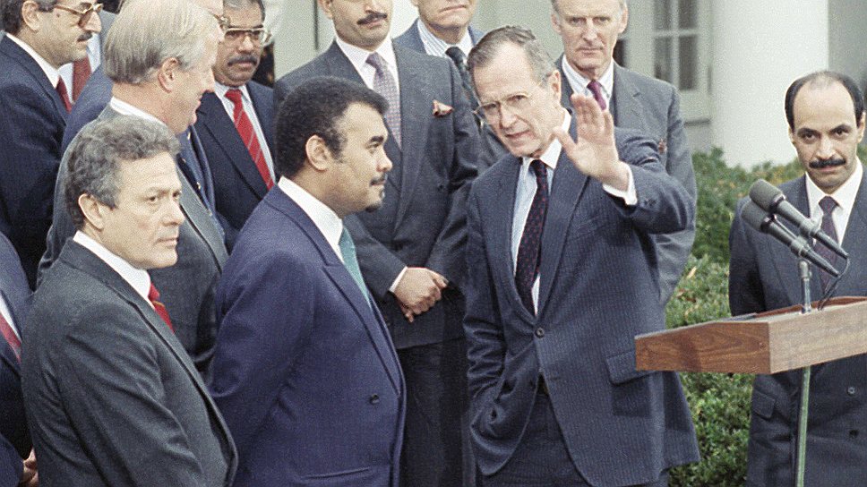 Многолетнее военное сотрудничество США и Саудовской Аравии (на фото — Джордж Буш и принц Бандар в 1990 году) благодаря Сирии подходит к концу