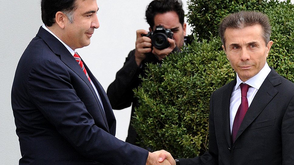 Опыт последних лет показывает, что смена власти в Грузии сулит бывшему президенту Михаилу Саакашвили (слева) небо в клетку 
