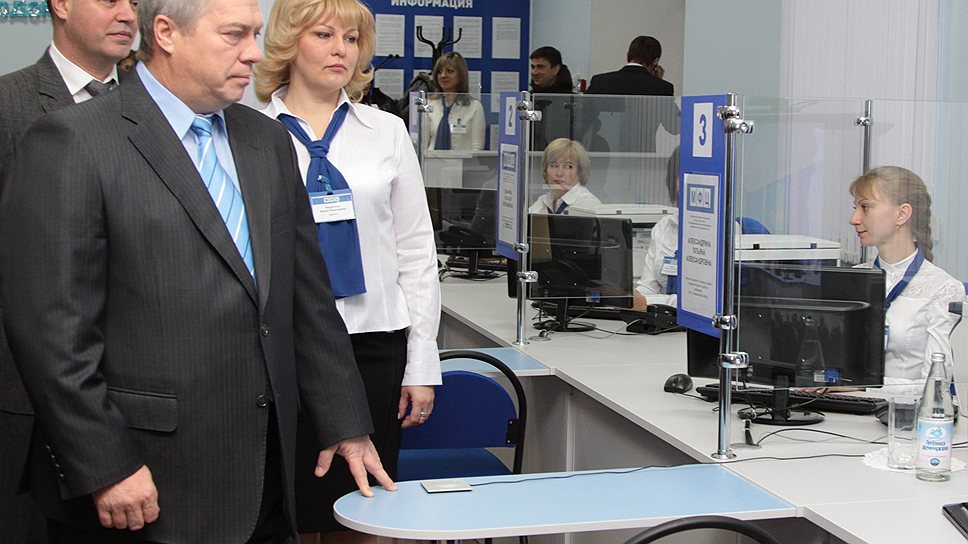 Губернатор Ростовской области Василий Голубев (в центре) считает, что жители области должны получить возможность пользоваться любым МФЦ региона вне зависимости от места своей регистрации 