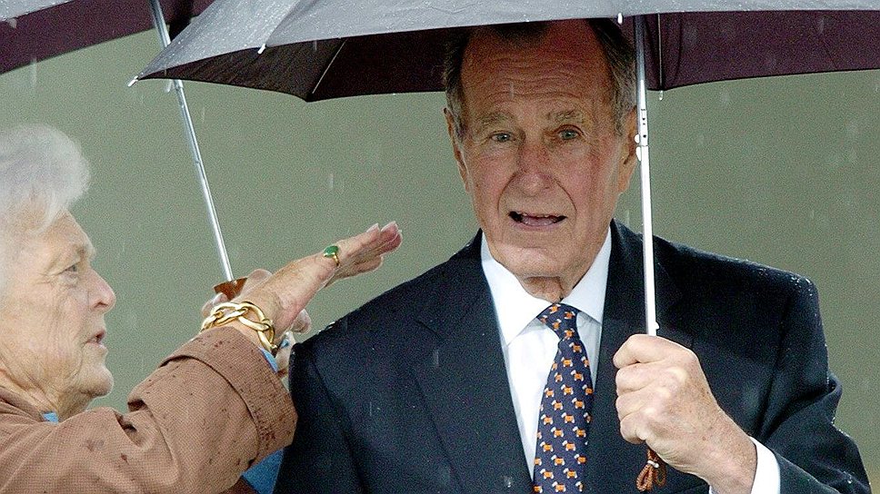 Президент США Джордж Буш с супругой Барбарой. Литл-Рок, 2004 год 
