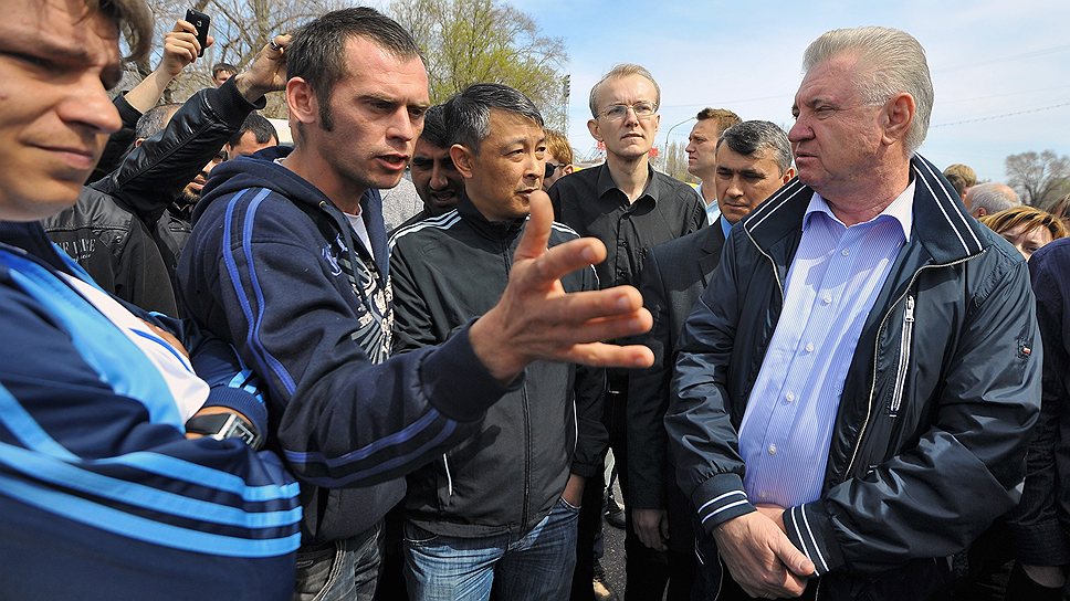 До получения взятки общение мэра Астрахани Михаила Столярова (справа) с гражданами всегда проходило в атмосфере взаимопонимания