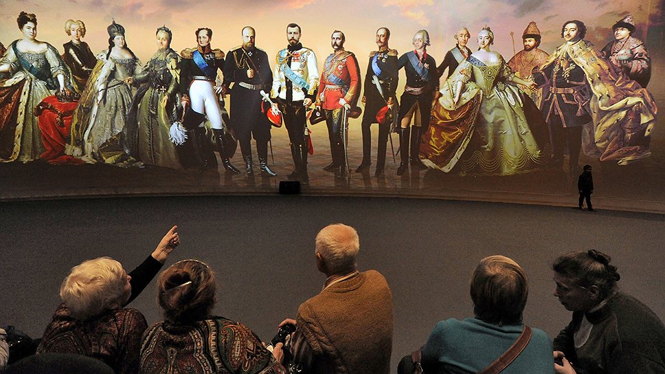 Почему россияне толпами идут на выставку, прославляющую Романовых