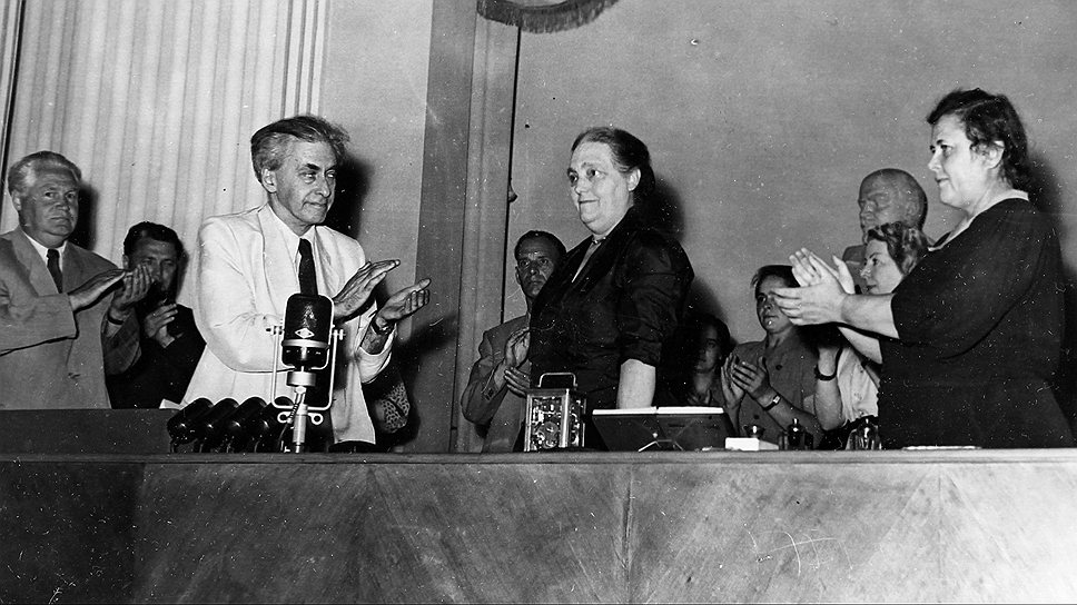 Изабелла Блюм сетовала, что вклада в общее дело видного руководителя советских сторонников мира Ильи Эренбурга (на фото -- слева) почти не заметно 
