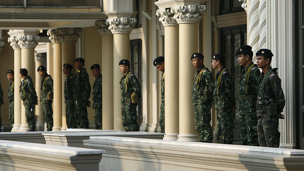 Пока караул не очень устал (на фото), премьер Йинглак Чинават желает соответствовать занимаемой должности