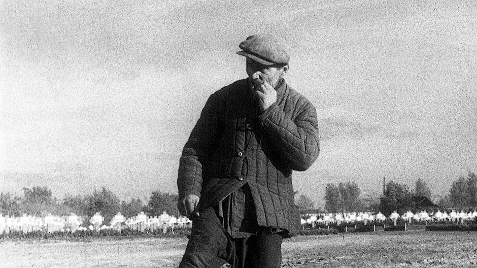Неограниченную власть над жизнью и смертью врагов партизанский командир Лунин мгновенно распространил на советских людей 
