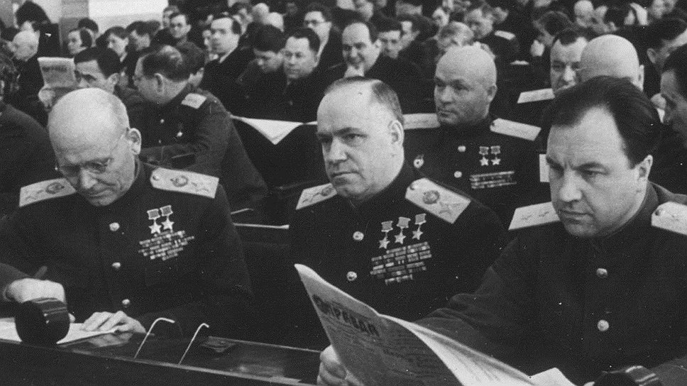 Некоторые подчиненные начальника &quot;Смерша&quot; генерал-полковника Абакумова (на фото -- справа от маршала Жукова) совершали в оккупированной Германии тягчайшие преступления
