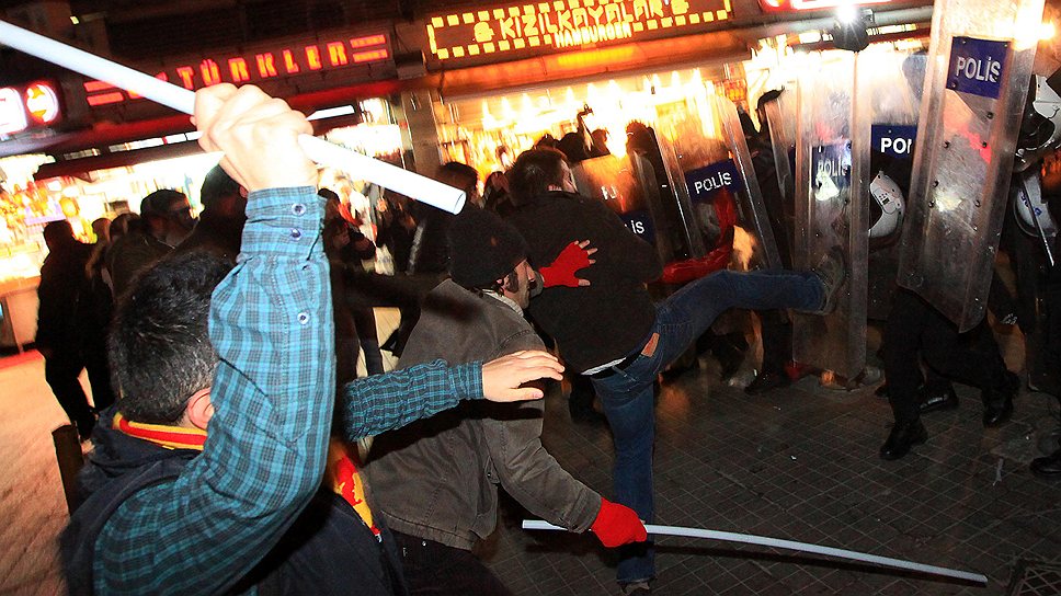 Столкновение протестующих с полицией в Стамбуле 19 декабря 2013 года 