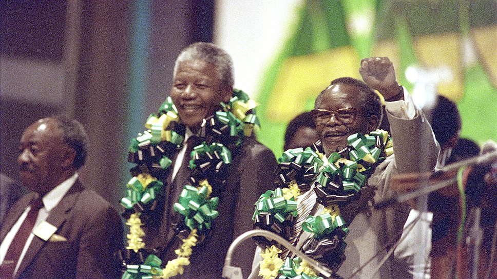 Президент Африканского национального конгресса Оливер Тамбо (справа) и его заместитель Нельсон Мандела. Соуэто, 1990 год