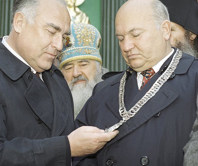 Премьер-министр Виктор Черномырдин (слева) и мэр Москвы Юрий Лужков (справа). 1995 год 
