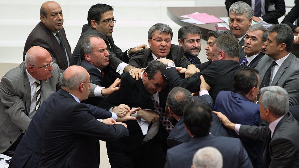 Драка между членами правящей партии и представителями оппозиции во время обсуждений коррупционного скандала в турецком парламенте 23 января 2014 года 