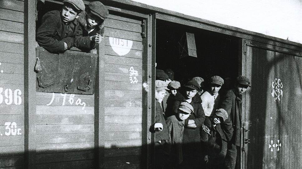 В СССР регулярно происходила массовая отправка беспризорных в трудовые колонии и чуть реже — массовые бегства из них 