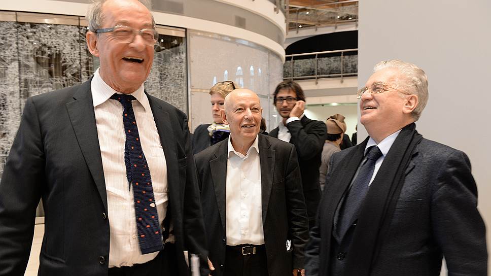 Для организации главной биеннале юбилейного года Эрмитажа Михаил Пиотровский (справа) пригласил всемирно известного куратора Каспера Кенига (слева) 

