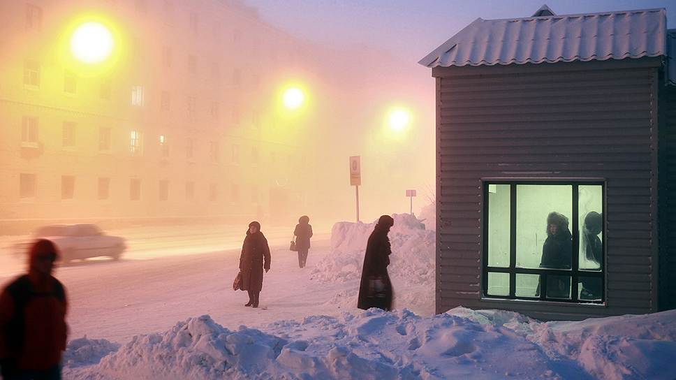 В Норильск с его плохой экологией и суровым климатом приезжают работать в основном редкие специалисты, привлеченные высокой зарплатой и жильем