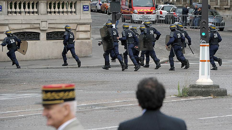 При Никола Саркози парижские полицейские занимались не только защитой, но и сокрытием
