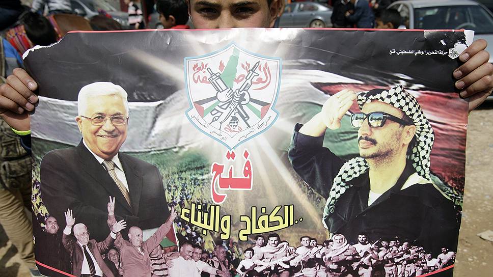После смерти Ясир Арафат (справа) продолжает играть важную роль в политике Палестинской автономии