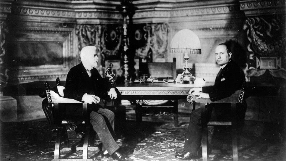 Муссолини (на фото -- справа) говорил, что не собирается оценивать правительство СССР, но пытался набить цену за его признание своим правительством 